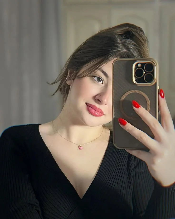files/Smiling-Instagram-Girl-DP-1_jpg.webp